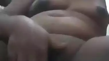 Horny Indian bhabi masturbating MMS selfie