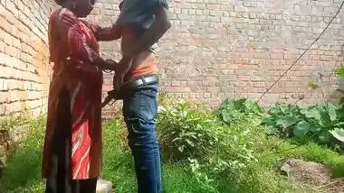 The guy fucks his married GF outdoors in a desi sex video