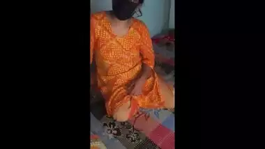 Desi bhabi showing her pussy