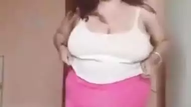 Today Exclusive- Sexy Desi Bbw Bhabhi Showing Boobs