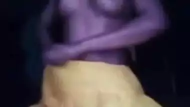 Desi village bhabi mid night fing her pussy