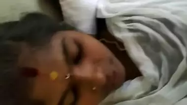 Dusky south Indian Bhabhi fucking and moaning