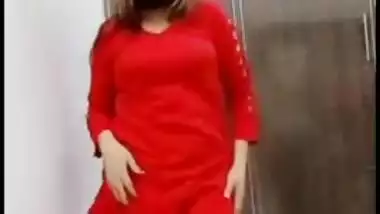 Hot Pakistani XXX girl reveals her juicy Desi body dancing for cam