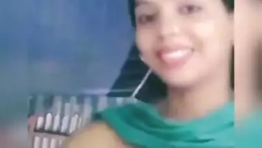 Desi cute girl show boob