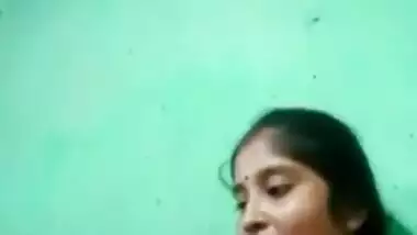 Desi Village Bhabhi Shows her Boobs