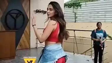 SLUTTY ACTRESS KIARA ADVANI SWAYING HER SEXY ASS