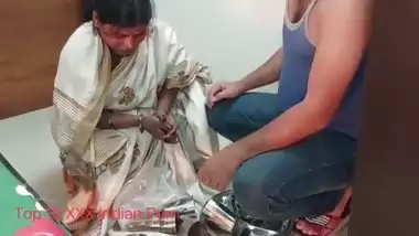 Poor beggar XXX Indian sales woman fuck With Clear Hindi voice