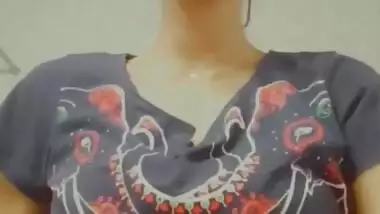 Srilankan girl boob show striptease selfie video