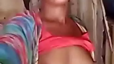 Cute Desi Girl Showing Boobs