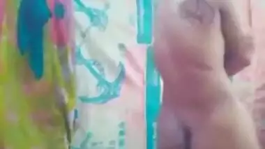 XXX Indian porn! Nude bath video shot by this young Desi girl