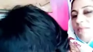 Desi friend energetically sucks Pakistani Bhabhi's nipples in XXX video