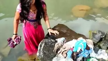 Man seduces a girl on the pond and fucks her pussy