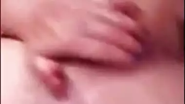 desi newly married aunty fingering her pussy