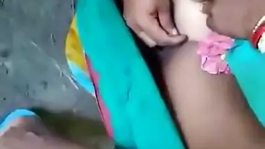 Desi Bhabhi shaving Her Pussy