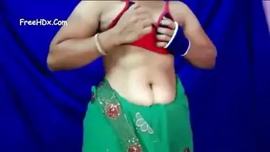 Hot Indian MILF takes her green sari off to expose XXX boobs in sex video