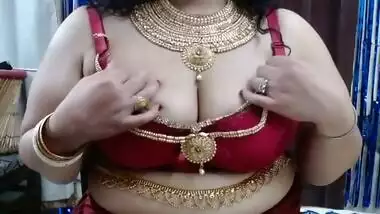 Indian aunty with big boobs