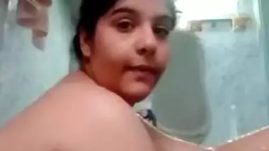 Cute Desi girl bathing nude on selfie cam