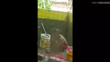 desi village bhabhi outdoor bathing secretly record