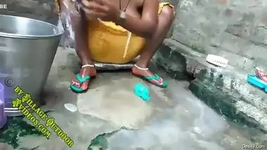 Today Exclusive- Desi Village Bhabhi Outdoor Bathing Record For Lover