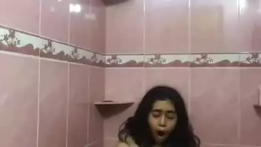 Horny chubby Indian girl fingering viral clip