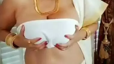 Exclusive- Desi Busty Aunty Exposing Her Big Fucking Boobs