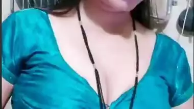 Cute n Sexy Bhabhi Shows Cleavage n Remove Blouse