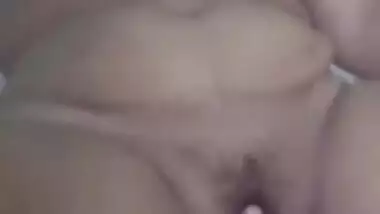Indian pussy fingering MMS video of a horny wife
