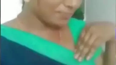 aunty showing clevge to lover