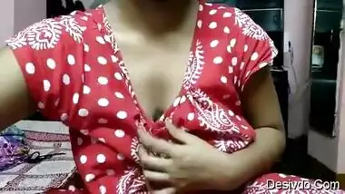 Hoot aunty showing cute boobs