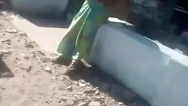 SATIN SILK SAREE DESI AUNTY FINGERING HER PUSSY IN PUBLIC