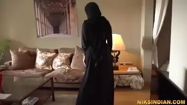 Muslim Bhabhi Ne Burka Utha Ke Apne Bhaiya Se Gaand Chudwa Li - Bhai Behan And Niks Indian