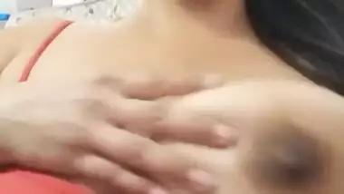 Desi BBW girl shows her big melons