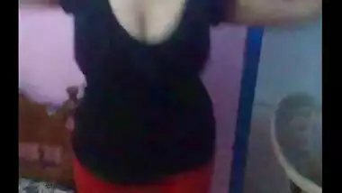 Desi girl Anu dancing flaunts her deep cleavage