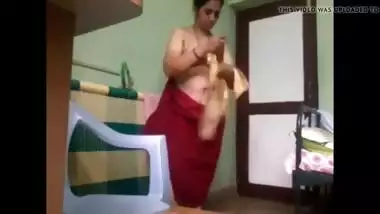 Desi mom(maa) wearing saree