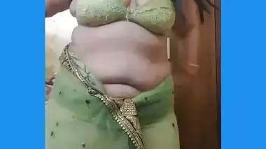 indiansexypooja teasing in saree 