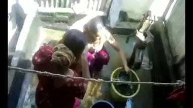 lucknow sisters taking bath together