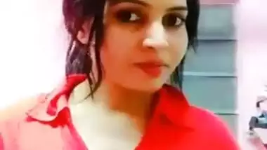 Desi Girl Showing Her Boobs