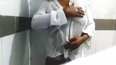 Sri Lankan - Bathroom Bath Fun