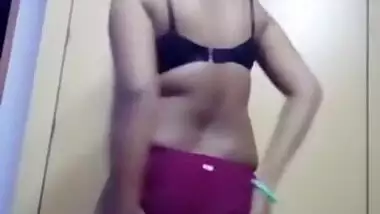 Sexy Desi Chubby Girl Stripteasing Nude Mms Selfie Video