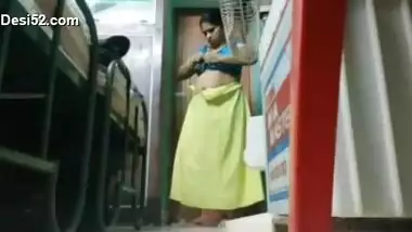 Mallu Aunty Changing Saree