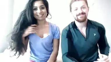 Indian chick gladdens spectators sucking bearded sex partner's dick