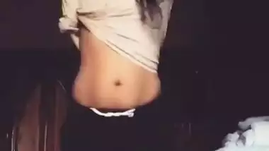 desi girl with huge ass does belly dance