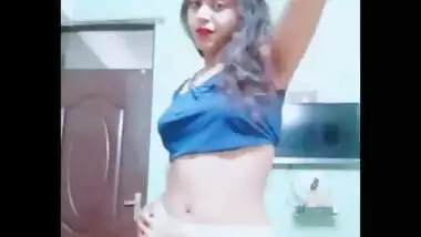 Hot mumbai college girl kavitha saggy navel show.