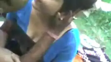 PARK ME DESI BENGALI BOUDI BIG BOOBS PRESSING IN HER BF.