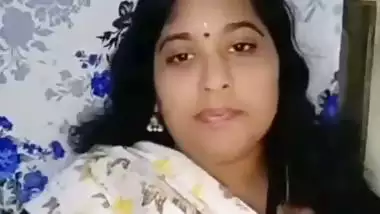 Telugu tanker bhabhi showing and pressing huge boobs