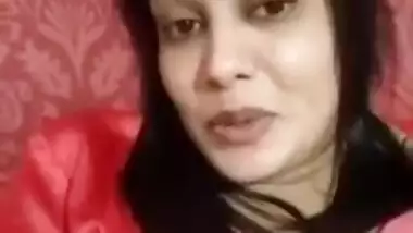 Exclusive- Desi Look Sexy Nri Girl Showing Her Wet Pussy