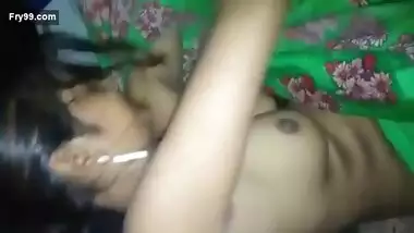 Desi Bhabhi show her Boobs