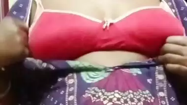 Bigg Boobs Aunty