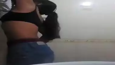 Indian girl lets guys see her sexy pink pussy in close-up XXX video