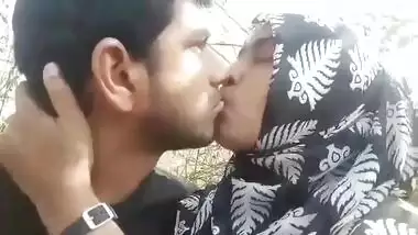 Bangladeshi Hijabi girl giving blowjob outdoors
